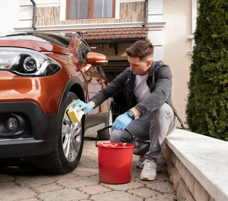 Lavage auto à domicile Vignoux-sur-Barangeon : professionnel intervenant sur un véhicule